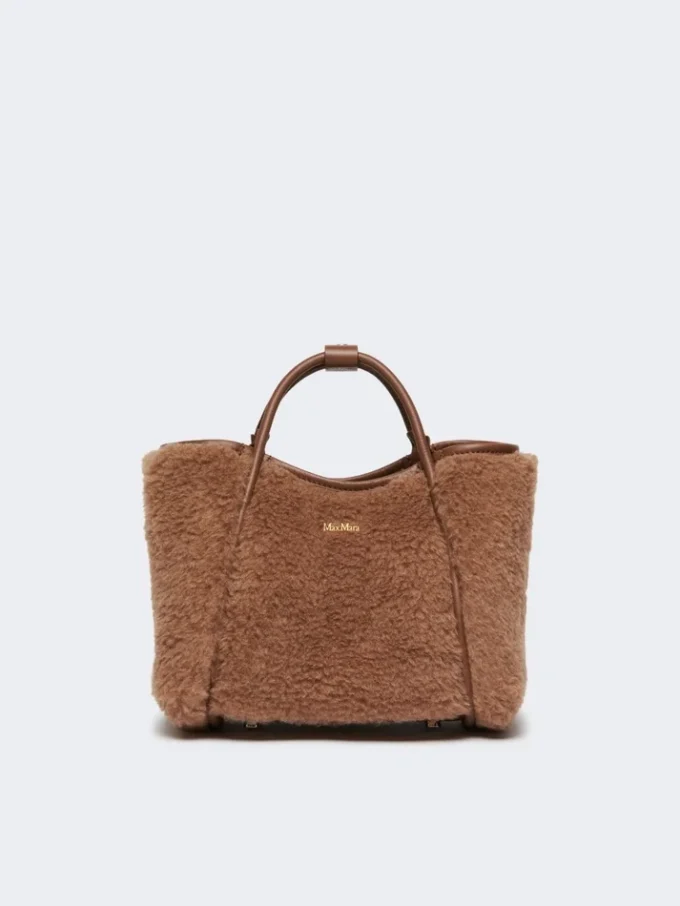 Bardzo mała torebka w kolorze camelowym z tkaniny teddy