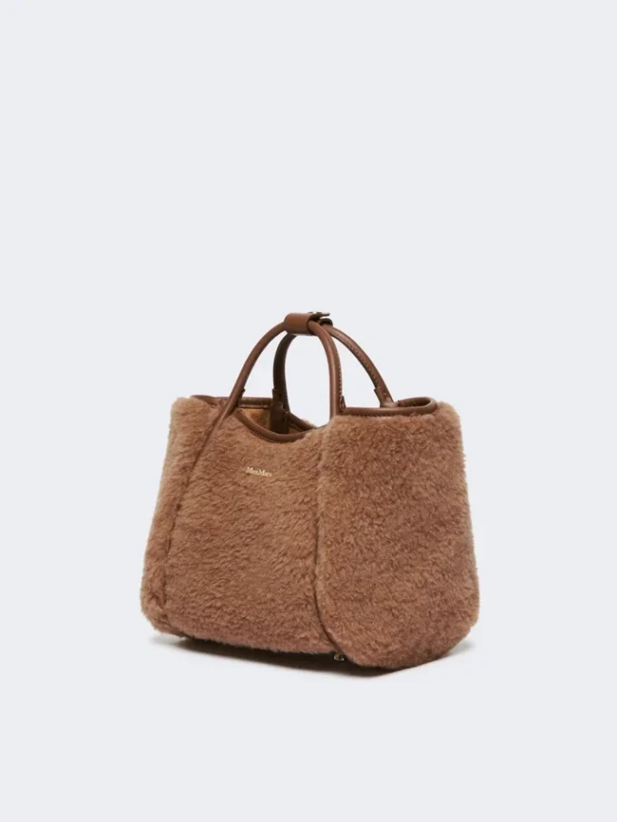 Bardzo mała torebka w kolorze camelowym z tkaniny teddy