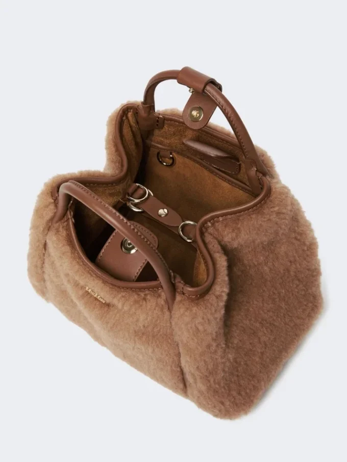 Bardzo mała torebka w kolorze camelowym z tkaniny teddy