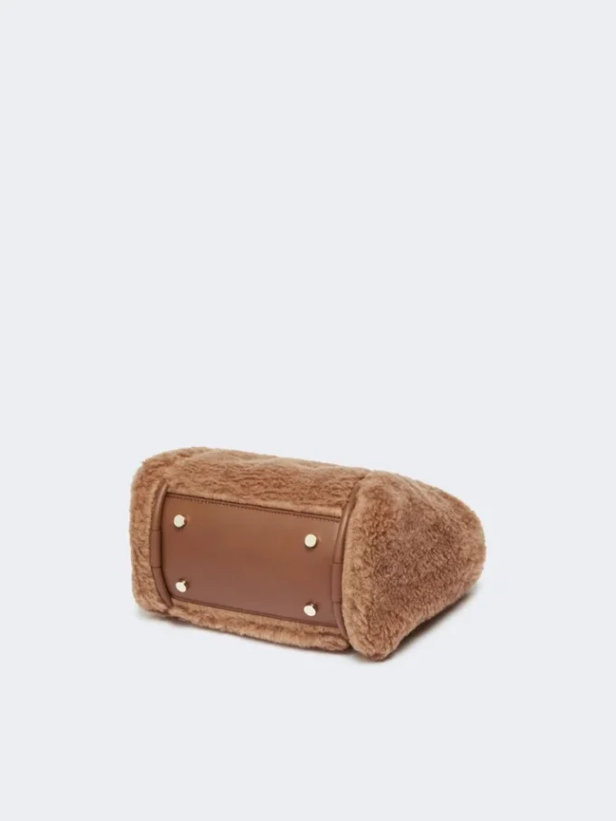 Bardzo mała torebka w kolorze camelowym z tkaniny teddy