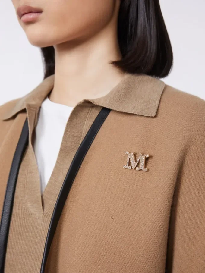 Broszka z monogramem ozdobiona kryształkami, optyczna biel Broszka z monogramem ozdobiona kryształkami, optyczna biel