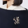 Broszka z monogramem z kryształkami, kolor kości słoniowej Broszka z monogramem z kryształkami, kolor kości słoniowej