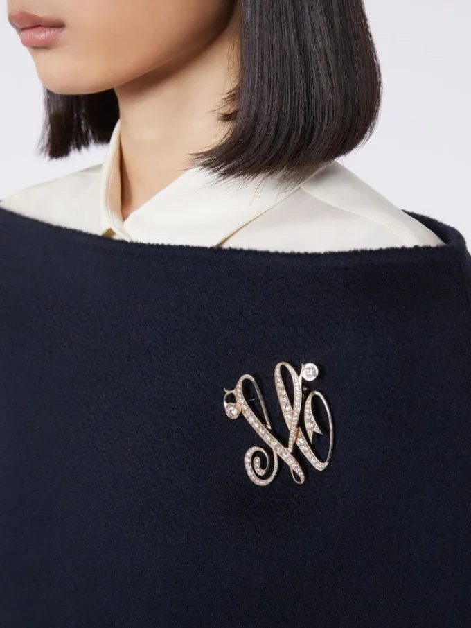 Broszka z monogramem z kryształkami, kolor kości słoniowej Broszka z monogramem z kryształkami, kolor kości słoniowej