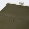 Błyszcząca torebka typu envelope z nappa w kolorze ciemnozielonym Błyszcząca torebka typu envelope z nappa w kolorze ciemnozielonym