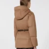 Krótka kurtka z wodoodpornego płótna i puchu w kolorze camelowym Krótka kurtka z wodoodpornego płótna i puchu w kolorze camelowym
