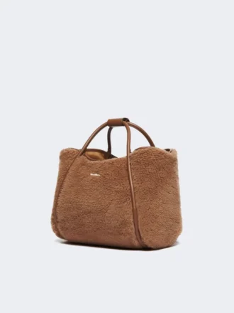 Mała torebka w kolorze camelowym z tkaniny teddy