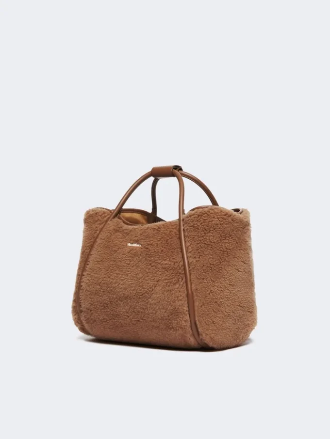 Mała torebka w kolorze camelowym z tkaniny teddy Mała torebka w kolorze camelowym z tkaniny teddy