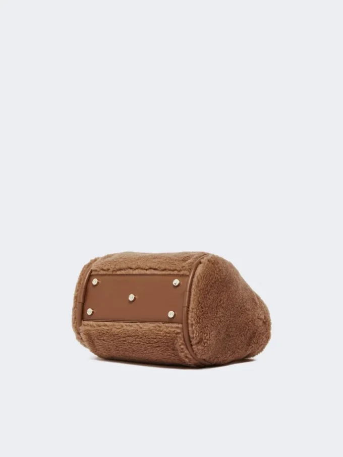 Mała torebka w kolorze camelowym z tkaniny teddy Mała torebka w kolorze camelowym z tkaniny teddy
