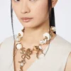 Naszyjnik typu choker „Abissi” z metalu i rafii, złoty Naszyjnik typu choker „Abissi” z metalu i rafii, złoty