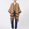 Ponczo z wełny żakardowej, kolor camel Ponczo z wełny żakardowej, kolor camel