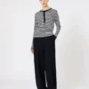 Sweter z kaszmiru o dopasowanym kroju, kolor kości słoniowej
