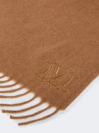 Szala w kolorze camelowym z haftowanym monogramem,