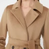 Wełniany płaszcz typu robe, kolor camel